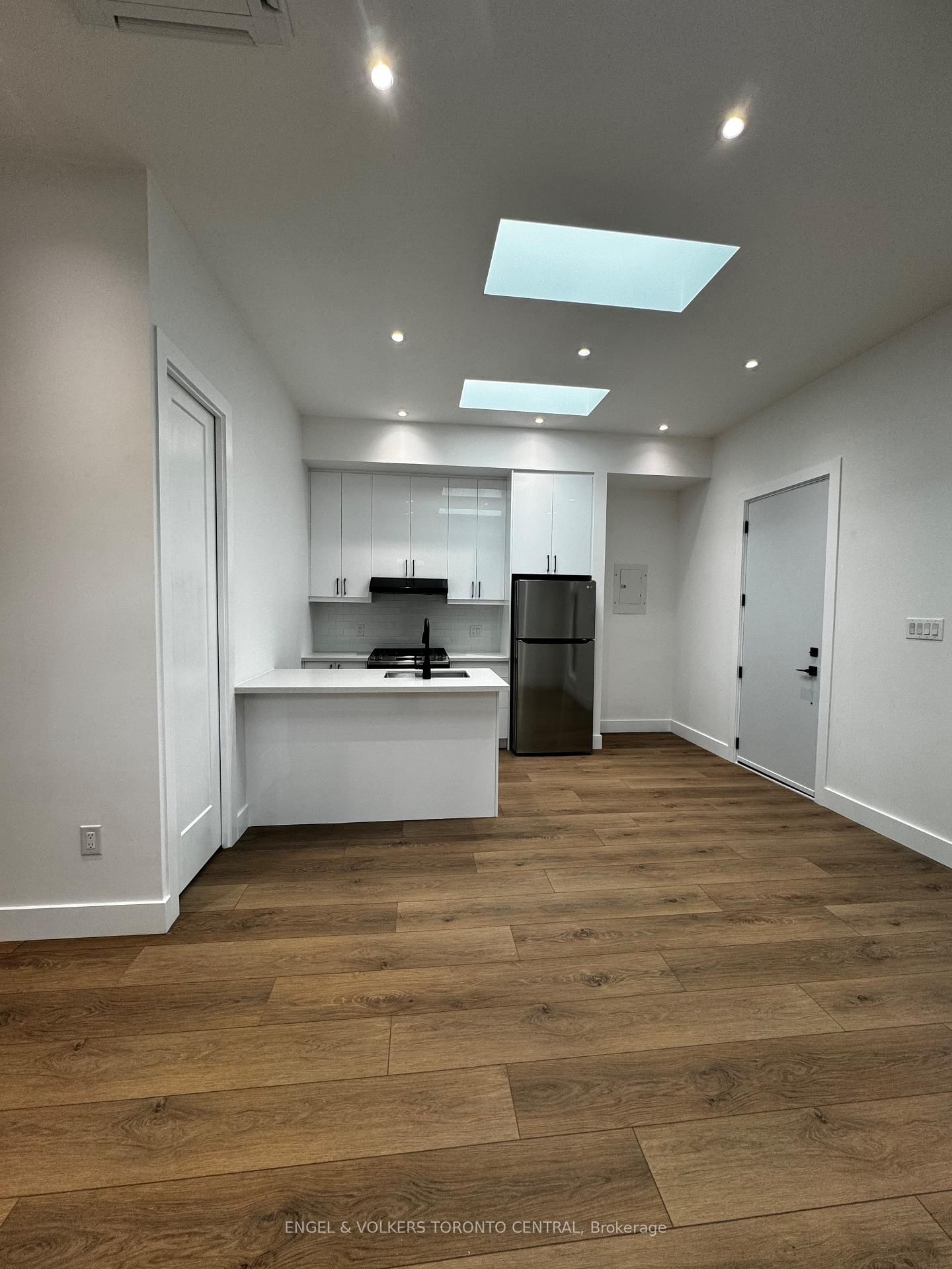 210 Humberside Avenue, Unit Rear - Photo 3