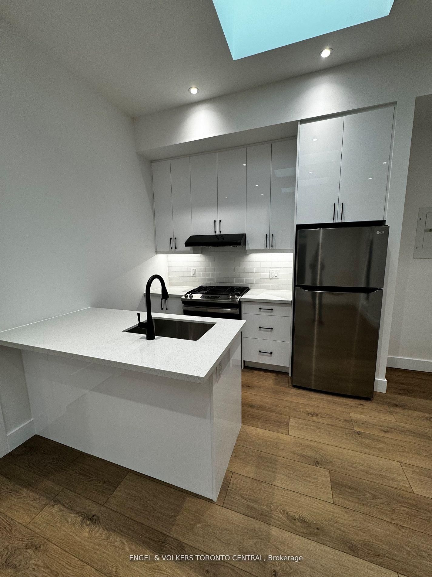 210 Humberside Avenue, Unit Rear - Photo 4