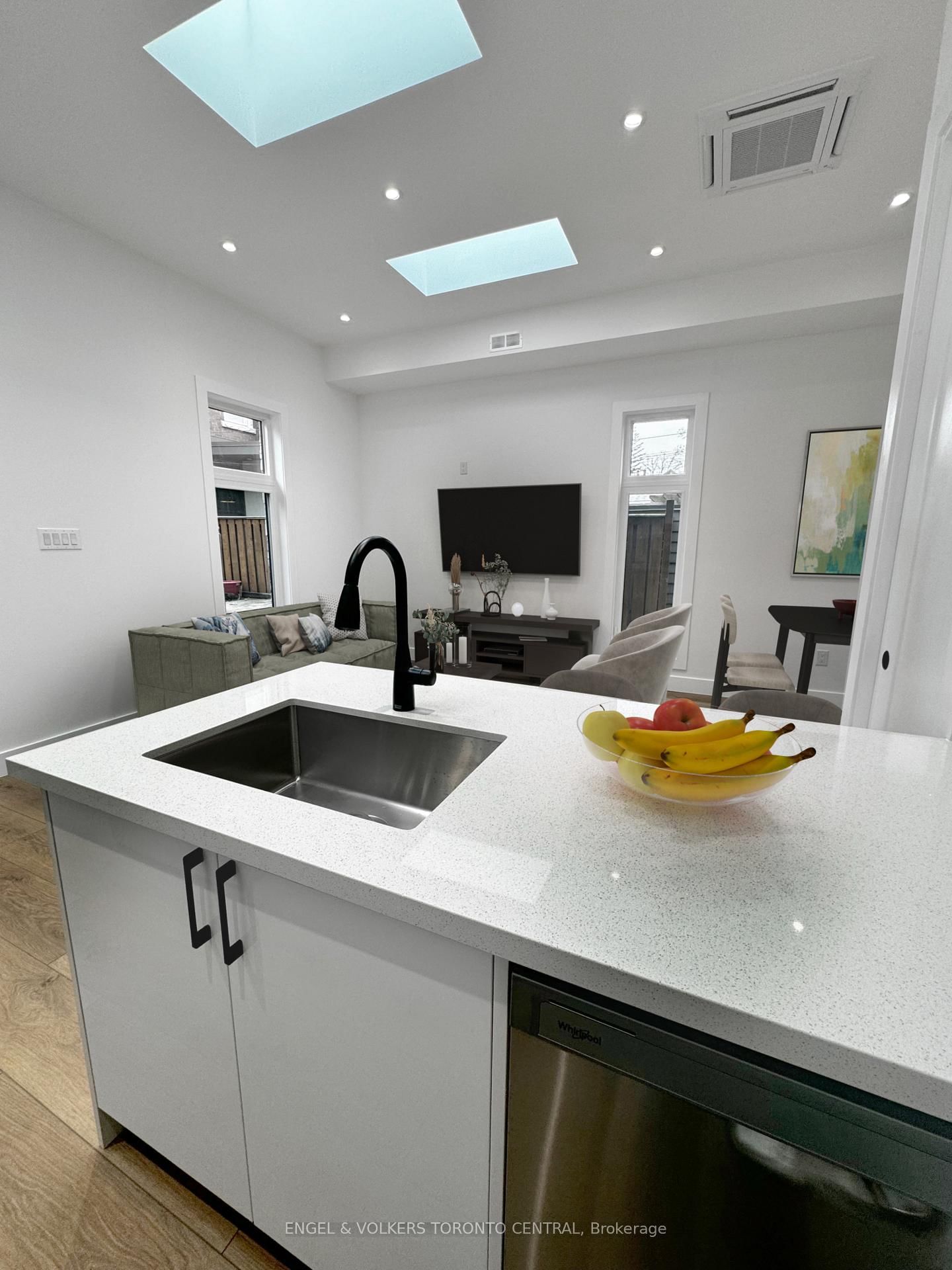 210 Humberside Avenue, Unit Rear - Photo 5