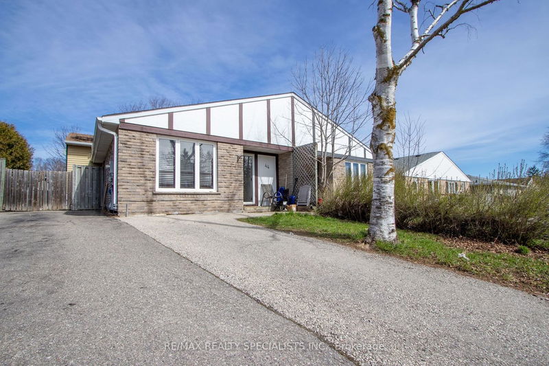 home for lease on (Upper)-44 Manor Crescent