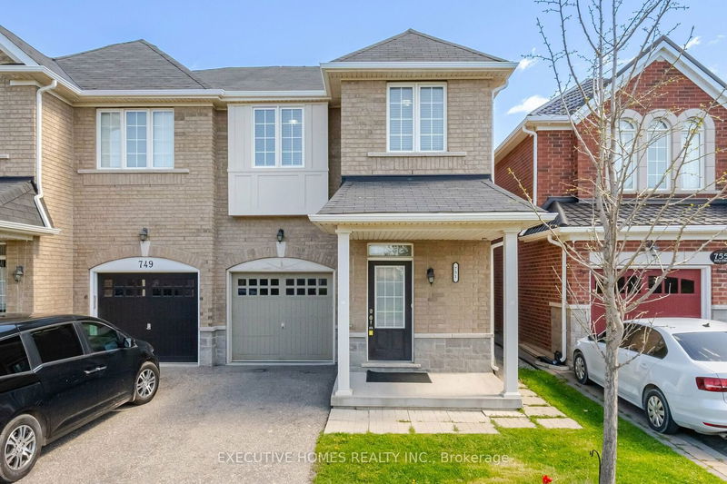 home for lease on 751 Agnew Crescent E