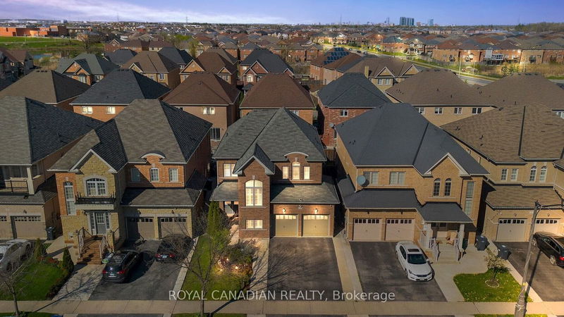 39 Orangeblossom Tr  Brampton, L6X 3B5 | Image 3