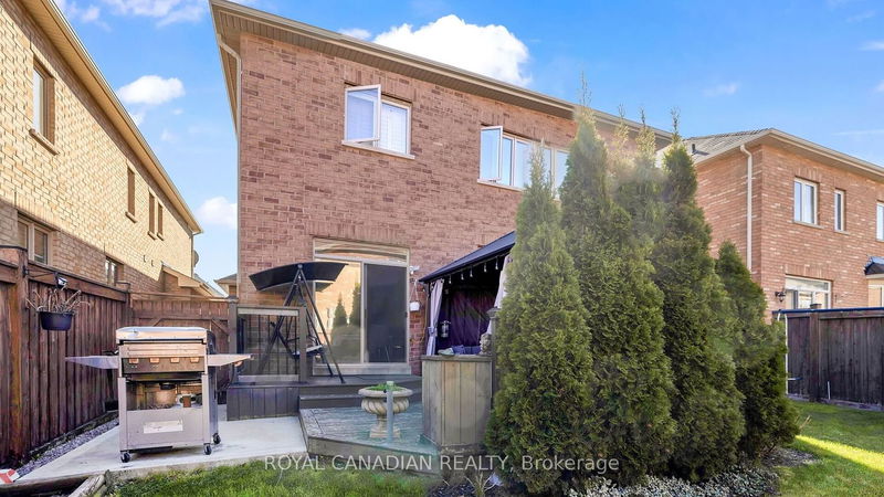 39 Orangeblossom Tr  Brampton, L6X 3B5 | Image 37