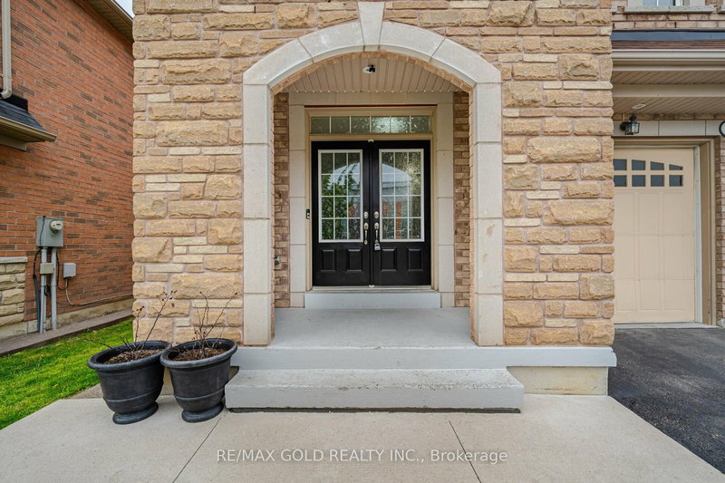 37 Ross Dr, Brampton, L6R 0W2 | Image 3