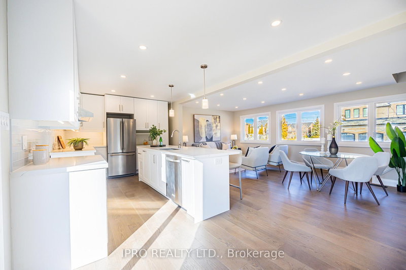 1326 Meredith Ave, Mississauga, L5E 2E7 | Image 2