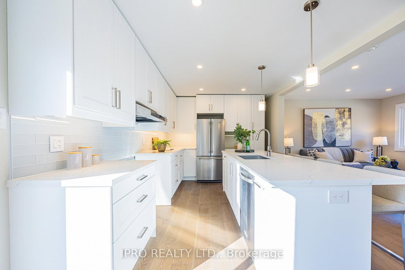 1326 Meredith Ave, Mississauga, L5E 2E7 | Image 3