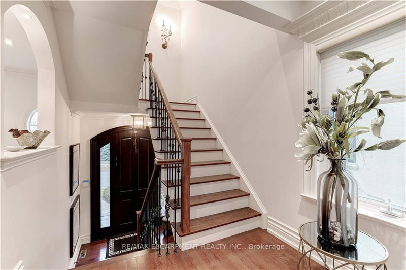 2214 Hampstead Rd, Oakville, L6H 6Y9 | Image 2