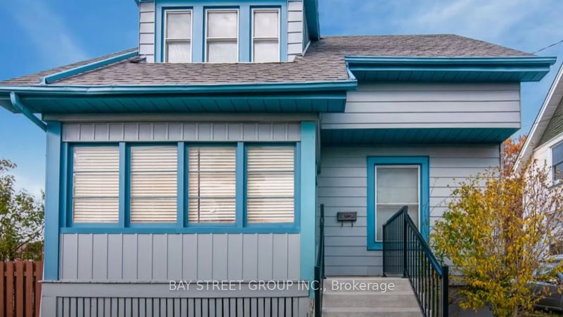 home for lease on Upper-92 Nelson Street W