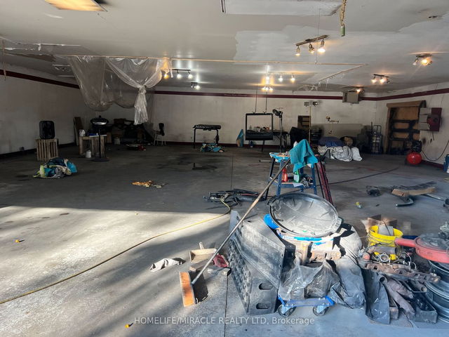 #Garage - 5006 DERRY Road