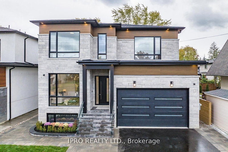 2556 Glengarry Rd, Mississauga, L5C 1Y3 | Image 2