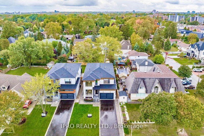 2556 Glengarry Rd, Mississauga, L5C 1Y3 | Image 3