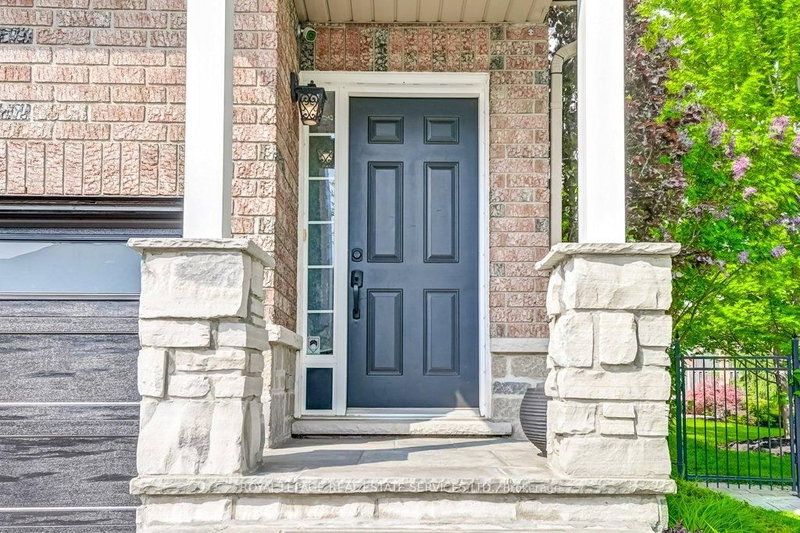2388 Stone Glen Cres, Oakville, L6M 0C7 | Image 3