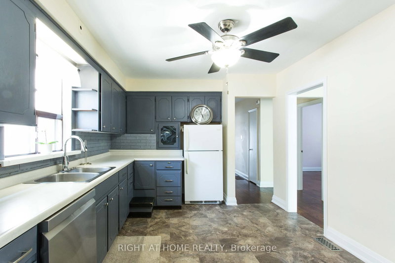 30 Northampton Dr, Toronto, M9B 4S6 | Image 2