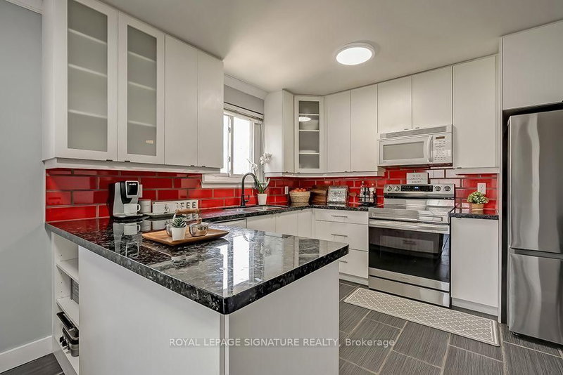 1186 Shadeland Dr, Mississauga, L5C 1P4 | Image 2