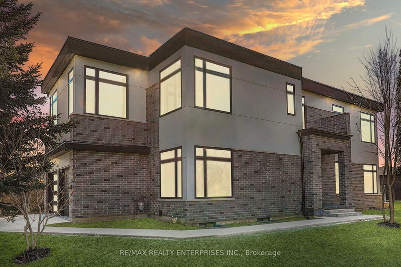 1050 Edgeleigh Ave, Mississauga, L5E 2G1 | Image 3