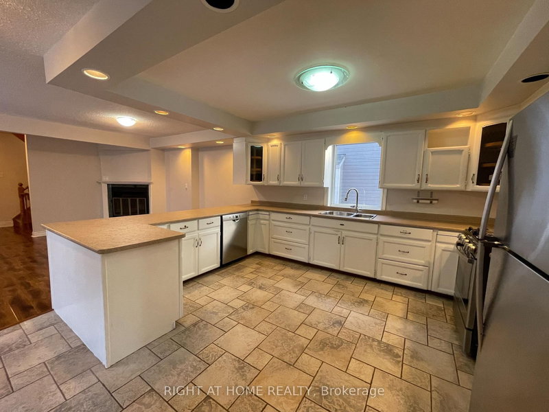 435 Maple Ave, Oakville, L6J 2J2 | Image 2