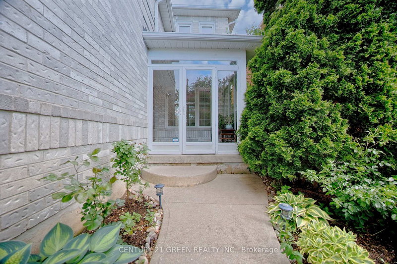 3932 Periwinkle Cres, Mississauga, L5N 6W6 | Image 2