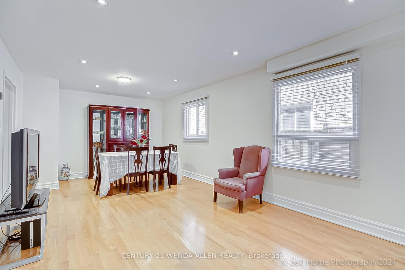 Listing Image 4