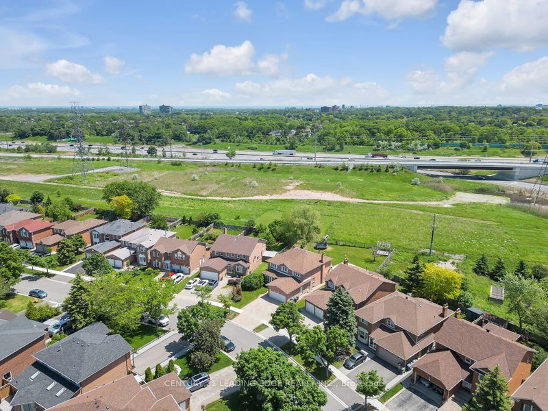 2606 Ambercroft Tr, Mississauga, L5M 4K3 | Image 2