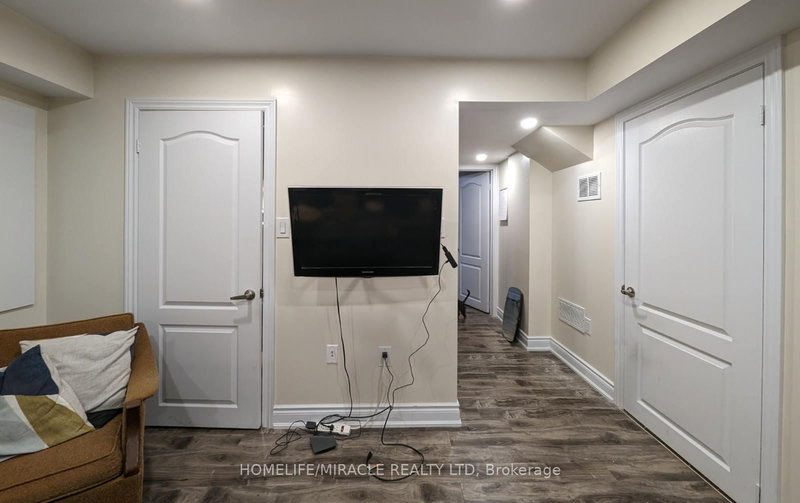 28 Faders Dr, Brampton, L7A 4Y2 | Image 2