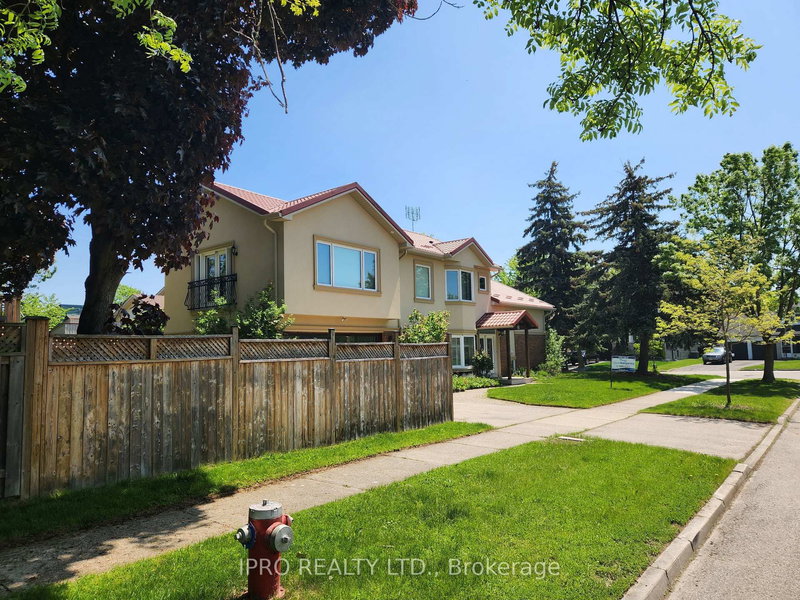 41 Bowshelm Crt, Mississauga, L5N 1K2 | Image 2