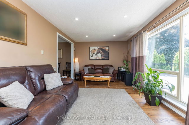 33 Deerfield Crescent