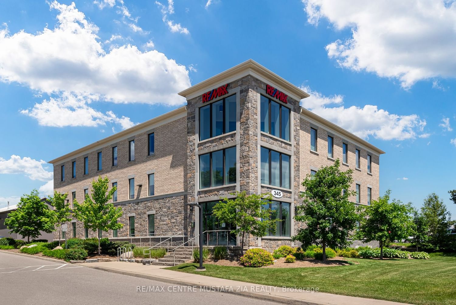 Building in 345 Steeles Avenue