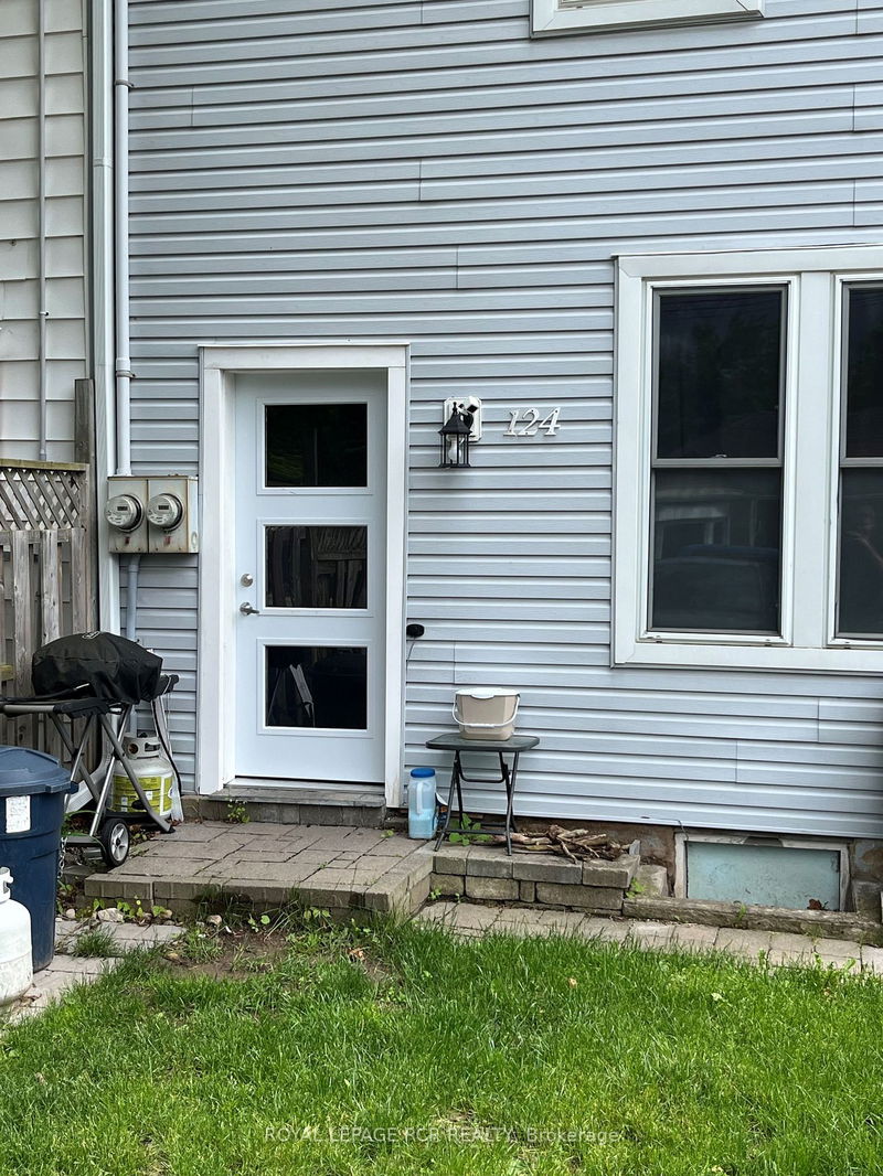 home for lease on Upper-124 Poplar Avenue