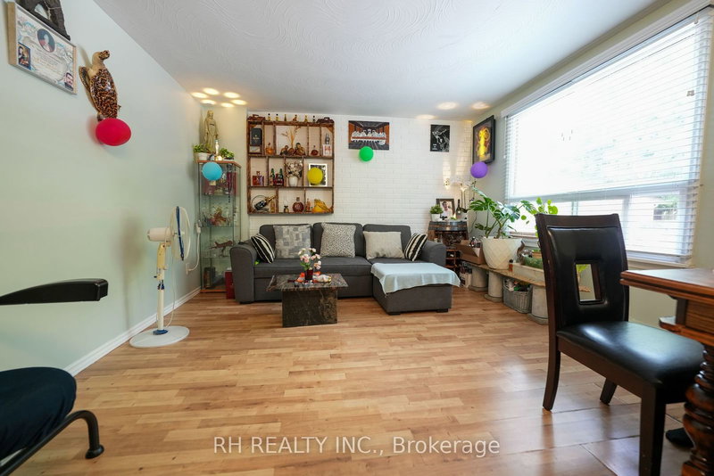 1195 Lakeshore Rd E, Mississauga, L5E 1G1 | Image 2