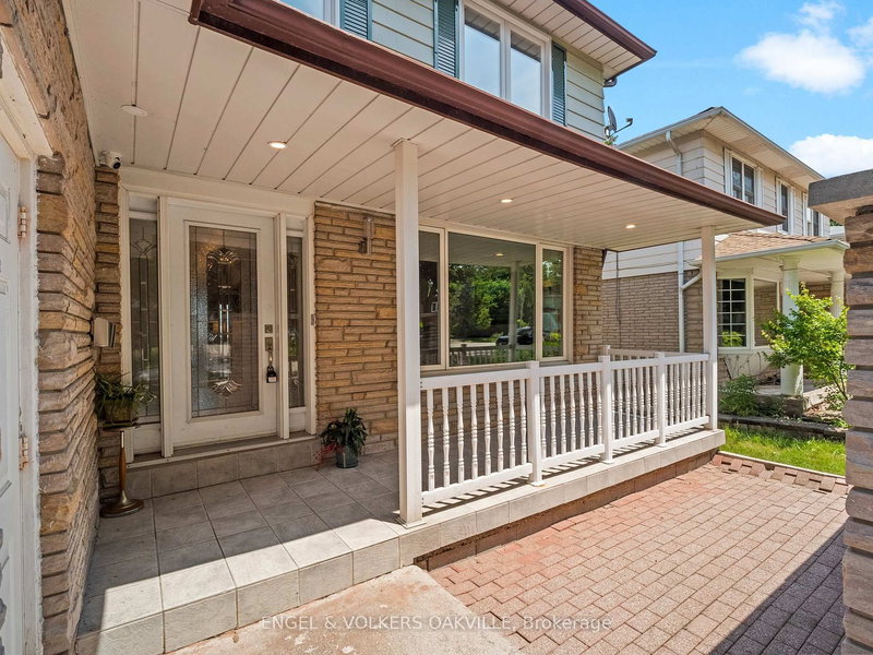 2215 Springfield Crt, Mississauga, L5K 1V3 | Image 2