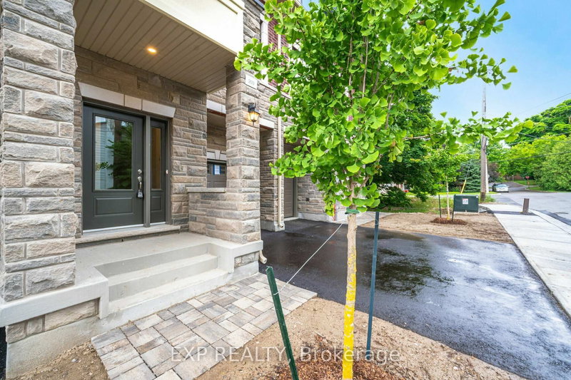 209 Wyndham St, Mississauga, L5M 2S5 | Image 3