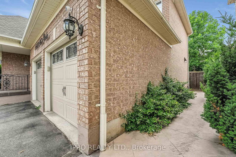 1688 Norris Circ, Milton, L9T 6A3 | Image 3