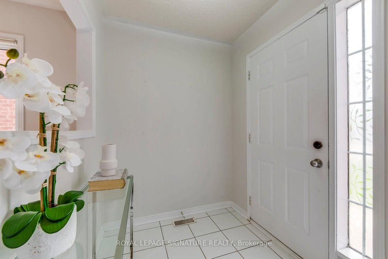 3927 Rippleton Lane, Mississauga, L5N 6Z8 | Image 3