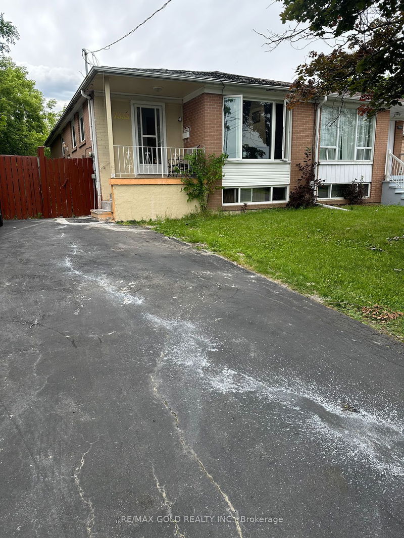 7335 Darcel Ave  Mississauga, L4T 2X4 | Image 2