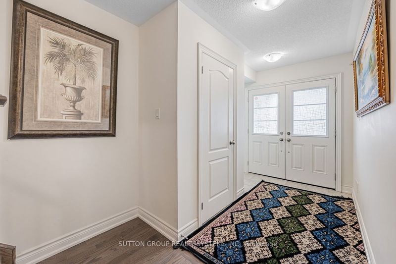 8575 Financial Dr  Brampton, L6Y 6C4 | Image 3