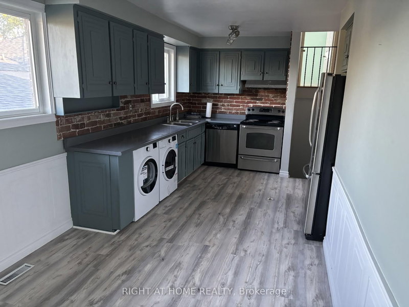 3370 Cedar Creek Dr, Mississauga, L4Y 2Y1 | Image 2