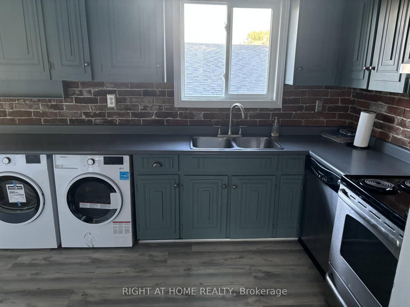 3370 Cedar Creek Dr, Mississauga, L4Y 2Y1 | Image 3