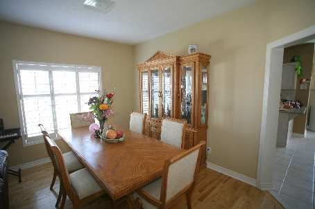 806 White Clover Way, Mississauga, L5V3C5 | Image 3