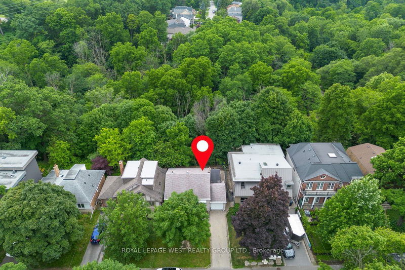 22 Beaucourt Rd  Toronto, M8Y 3G2 | Image 4