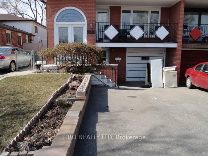 879 Consort Cres, Mississauga, L5C 1J8 | Image 2