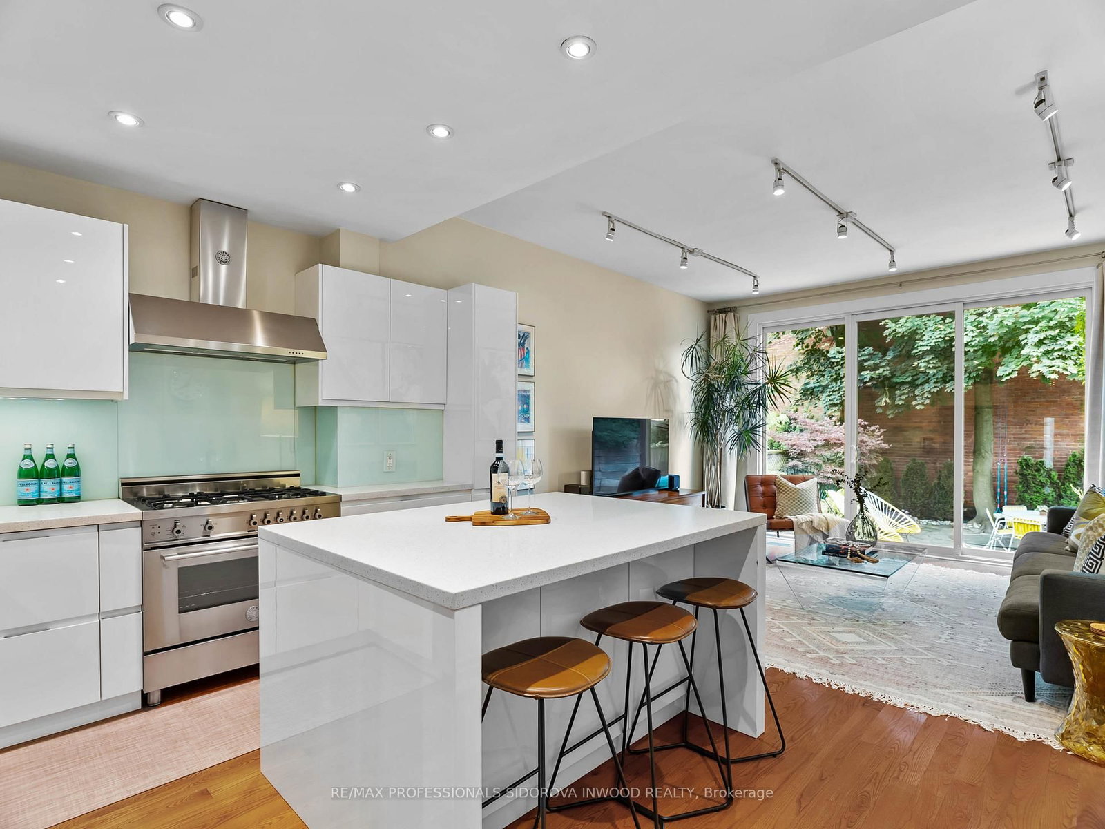 Listing Image 12