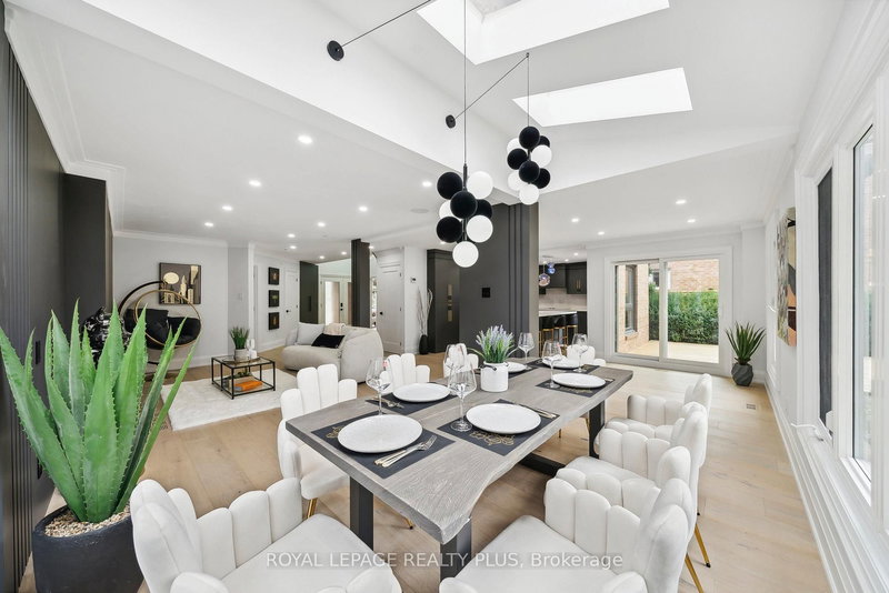 4344 Dallas Crt, Mississauga, L4W 4G7 | Image 3