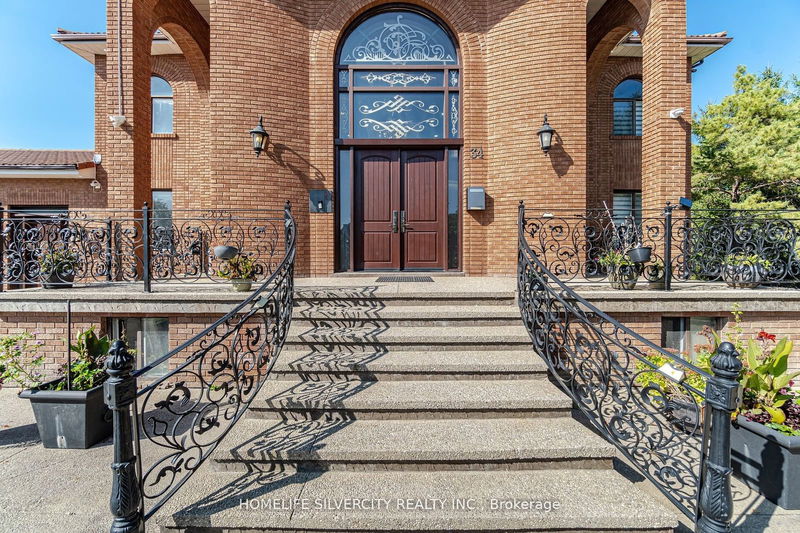 34 Estateview Circ  Brampton, L6P 0R6 | Image 3