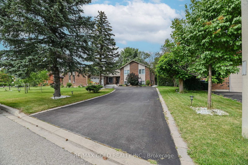42 Boreham Circ, Brampton, L6Z 1T4 | Image 2