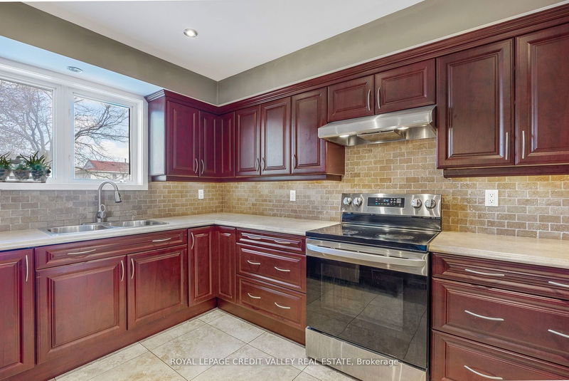 25 Caledon Cres  Brampton, L6W 1C6 | Image 13