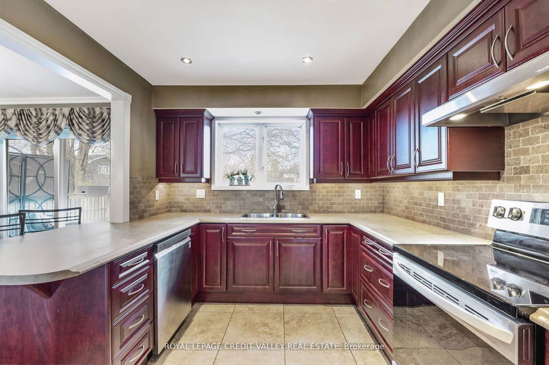 25 Caledon Cres  Brampton, L6W 1C6 | Image 14