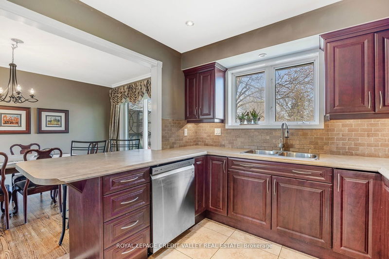 25 Caledon Cres  Brampton, L6W 1C6 | Image 15