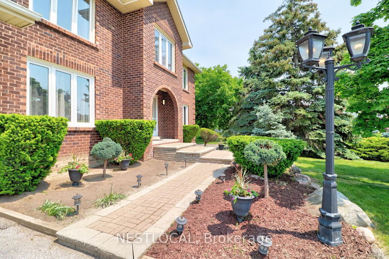 14 Waverly Pl  Brampton, L6Z 1Y9 | Image 2