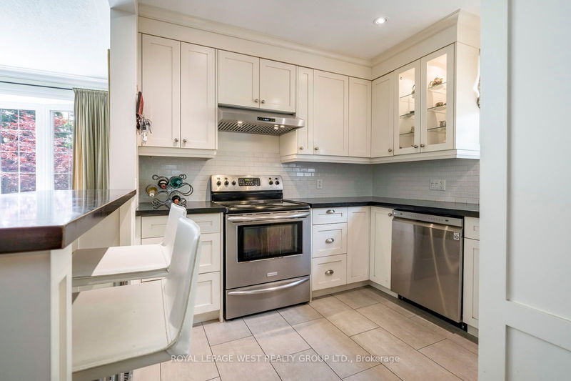 12 Kirk Bradden Rd E Toronto, M8Y 2E6 | Image 11