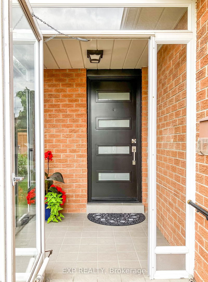 1666 Shale Oak Mews S Mississauga, L4W 2L8 | Image 2